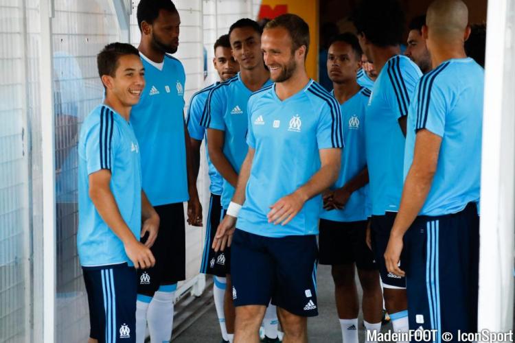 Christopher Rocchia avec le groupe professionnel de l'OM.
