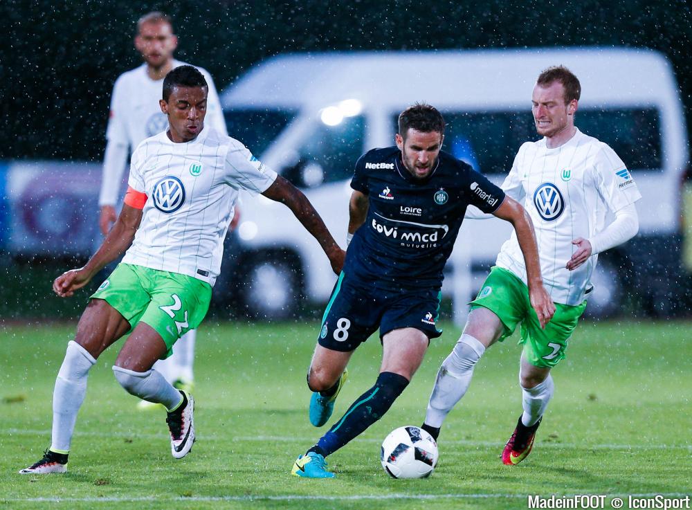 Luiz Gustavo (à gauche) fonce vers l'OM