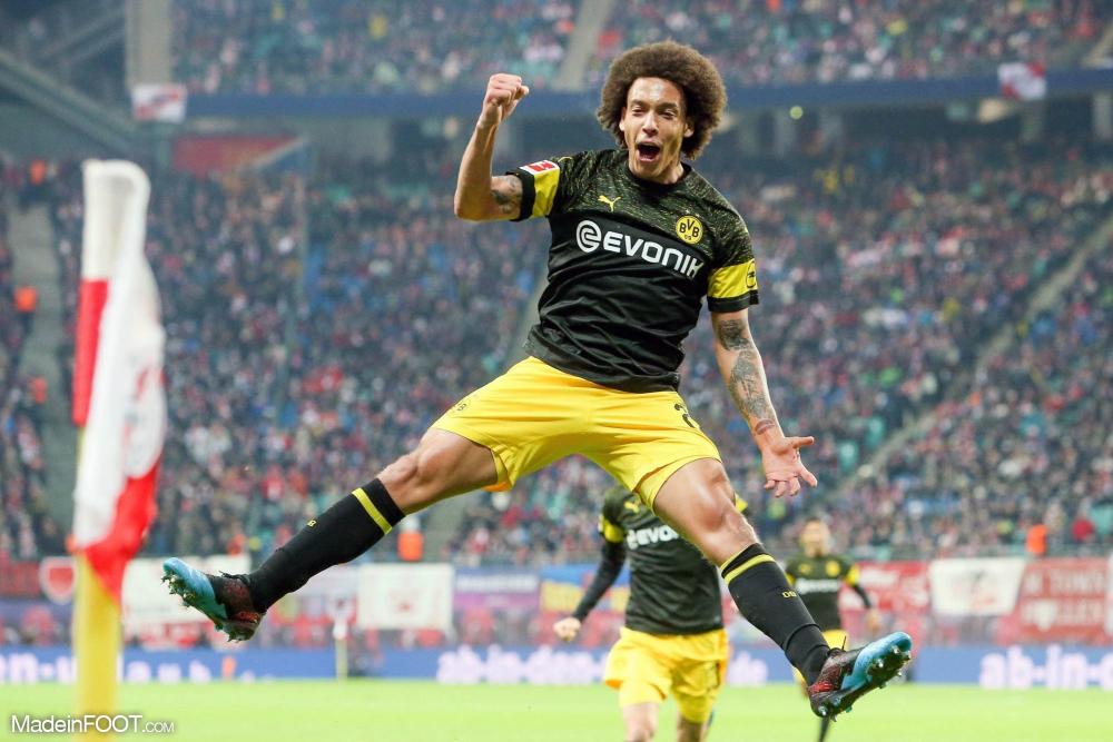 Axel Witsel qui célèbre avec Dortmund