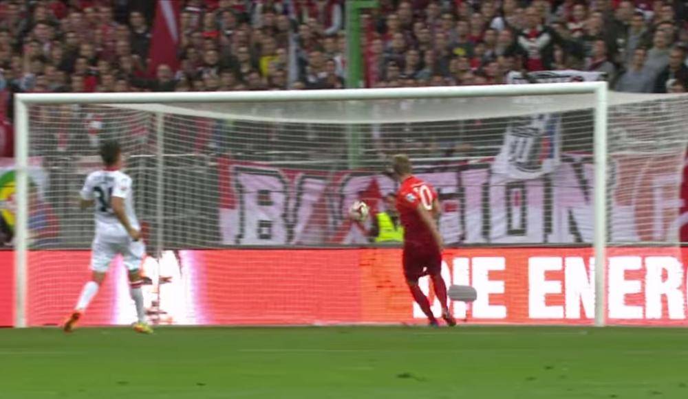Non, le ballon ne finit pas sa course dans les filets