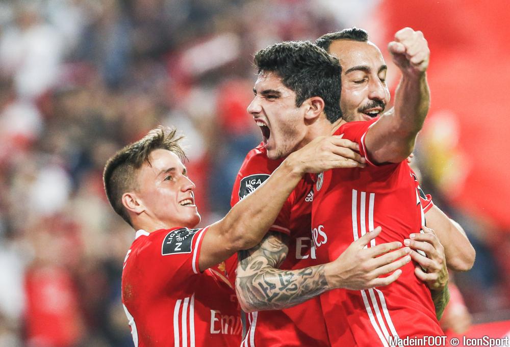 Mitroglou, au côté de Guedes