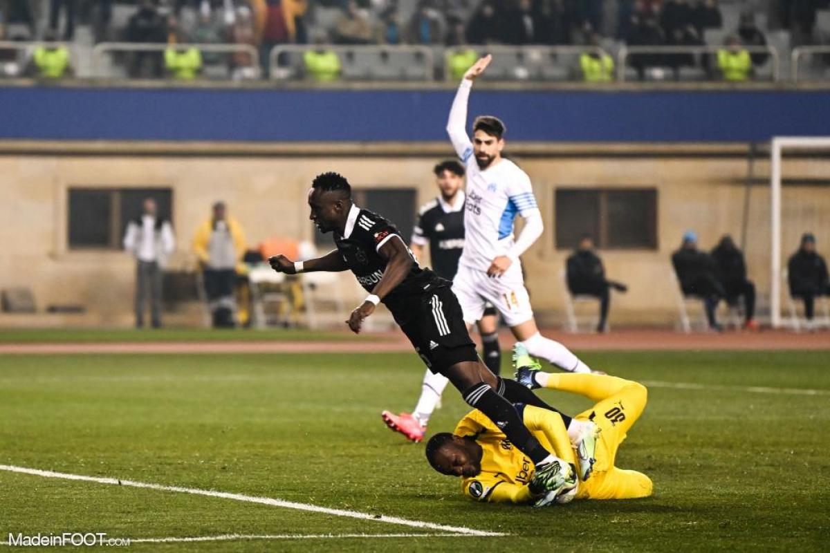 Ibrahima Wadji au duel avec Steve Mandanda