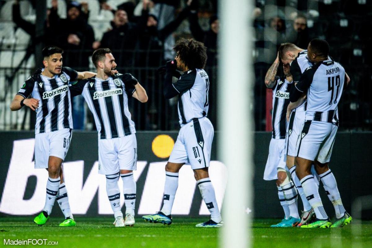 Les joueurs du PAOK Salonique célèbrent leur but en championnat