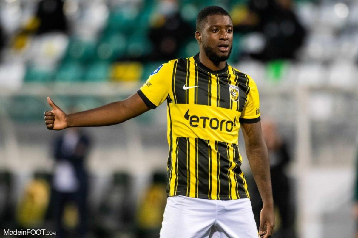 Riechedly Bazoer sous les couleurs du Vitesse Arnhem