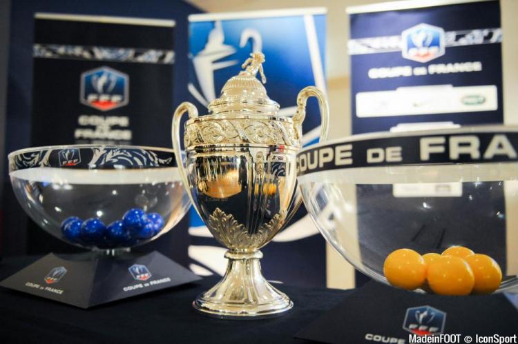 Le trophée de la Coupe de France.