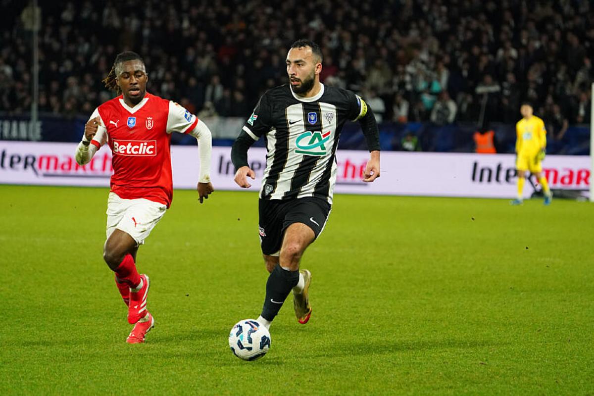 Himad Abdelli (à droite), meneur de jeu du SCO d'Angers 