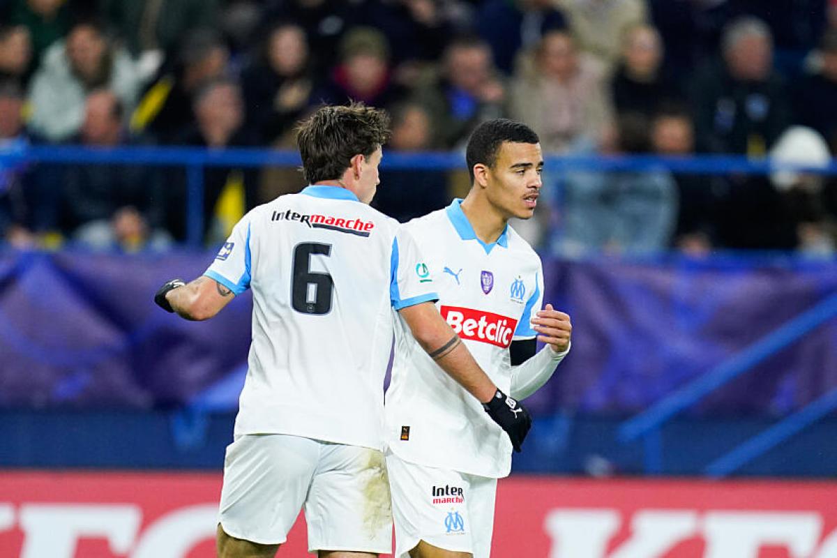 Mason Greenwood, l'attaquant de l'OM, ici aux côtés de Matthew O'Riley.