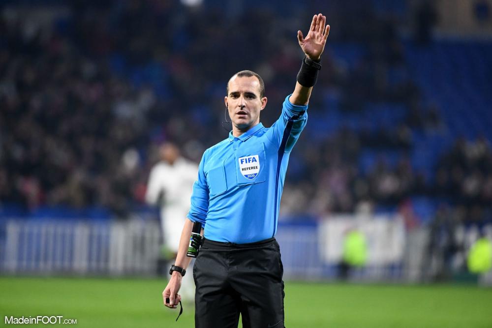 L'arbitre a sifflé un pénalty en faveur de l'OM