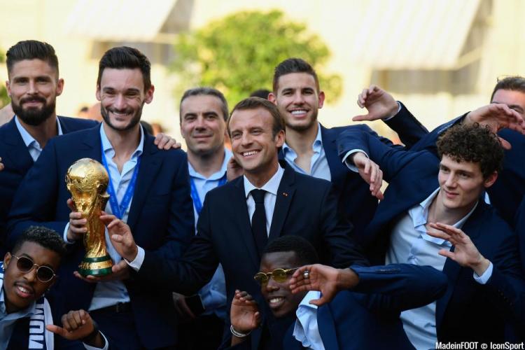 Emmanuel Macron, Pavard, Lloris, Hernandez et Giroud (France)