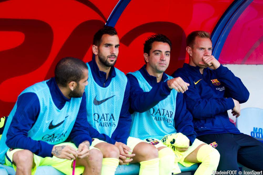 Martin Montoya, ici entre Dani Alves et Xavi, devrait quitter le Barça cet hiver