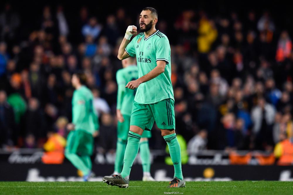 Benzema fait une dédicace aux supporters de l'OM