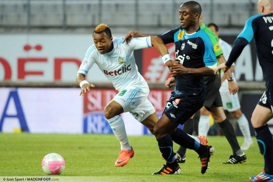 Ayew a la lutte avec la défense lorraine