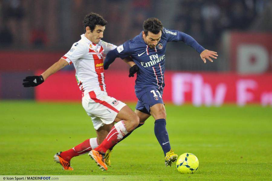 Felipe Saad (à gauche) face à Ezequiel Lavezzi (à droite) en 2013.