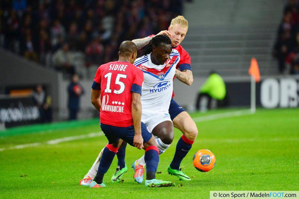 Gomis, ici à la lutte avec deux lillois