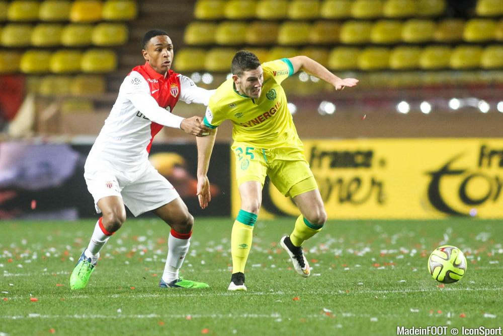 Jordan Veretout (Aston Villa) joue la montre.