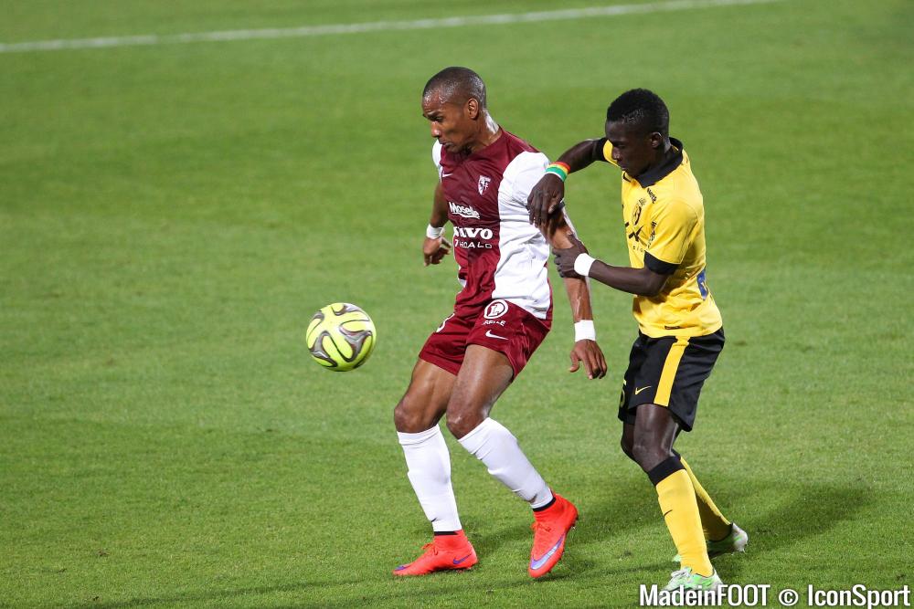 Idrissa Gueye au duel avec Florent Malouda.