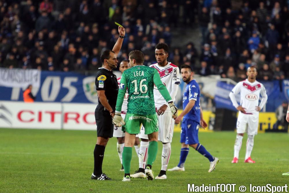 L'arbitre français international de football est un habitué des terrains de Ligue 1.