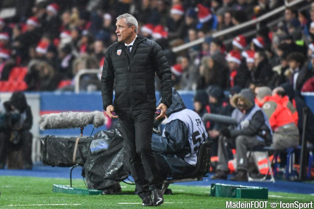 Bernard Casoni, ici lors de son mandat au FC Lorient.