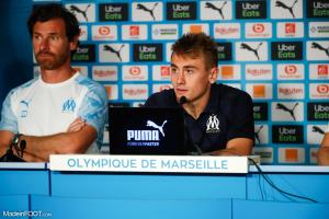 Valentin Rongier, le milieu de terrain de l'Olympique de Marseille, ici aux côtés d'André Villas-Boas.