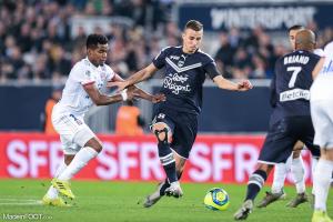 Rémi Oudin au duel avec Thiago Mendes