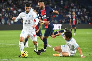 Alvaro Gonzalez, le défenseur central de l'OM, ici au duel face à Neymar, l'attaquant du PSG.
