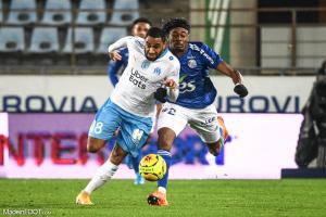 Jordan Amavi au duel avec Mohamed Simakan