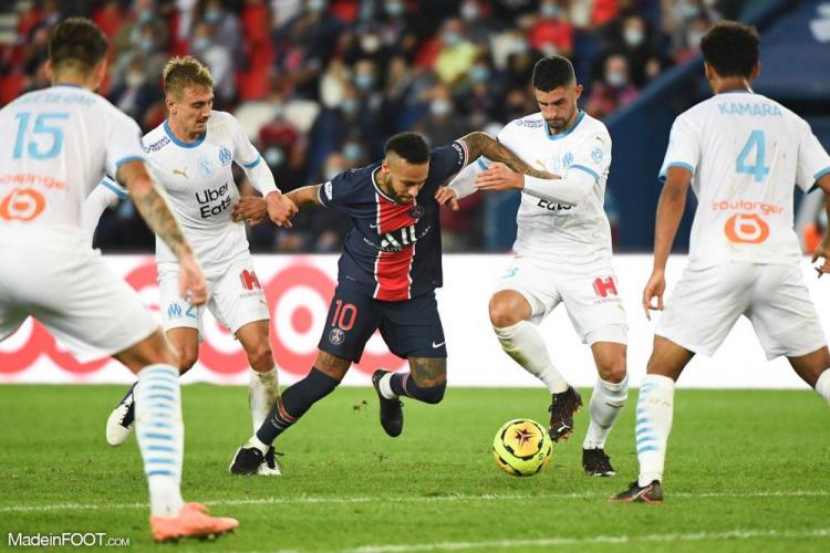Alvaro Gonzalez au duel avec Neymar 