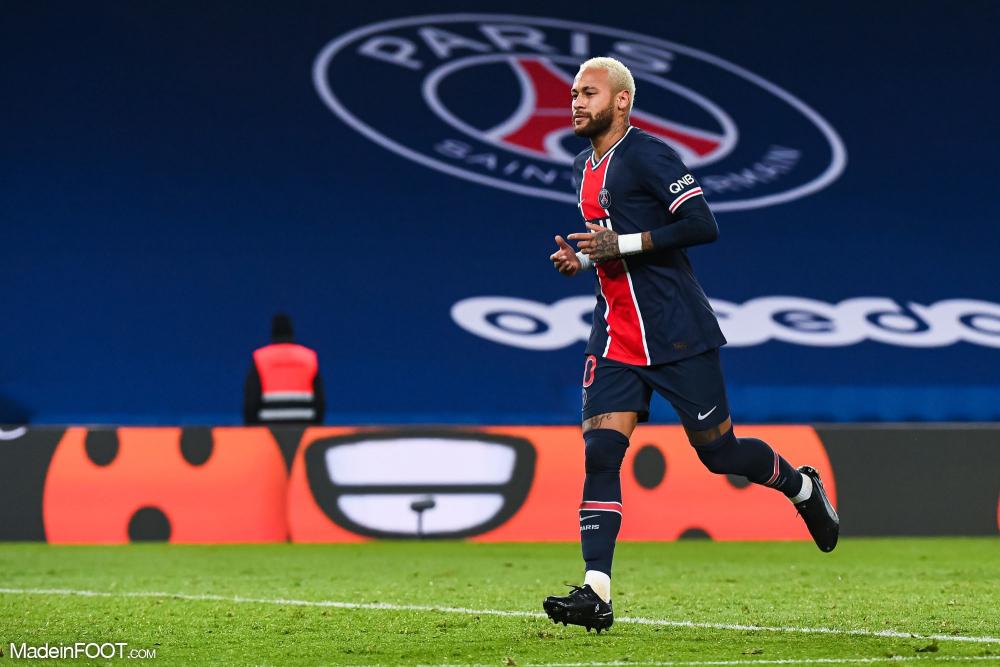 Neymar sur la pelouse