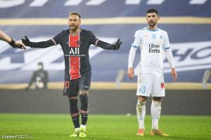 Alvaro Gonzalez aux côtés de Neymar.