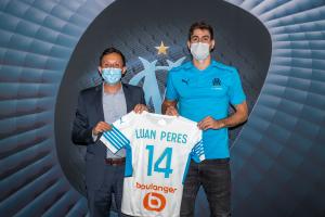 Luan Peres posant sous les couleurs de l'OM