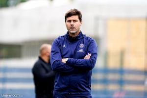 Pochettino au bord de la pelouse