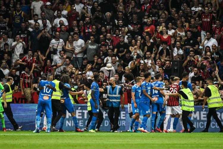 L'envahissement des supporters niçois lors de Nice-OM
