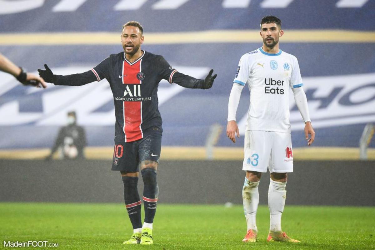 Alvaro Gonzalez aux côtés de Neymar.