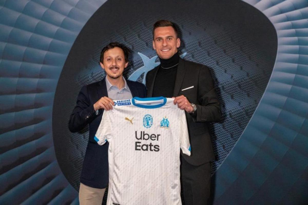 Arkadiusz Milik, le nouvel attaquant de l'OM, ici aux côtés de Pablo Longoria, le directeur sportif.