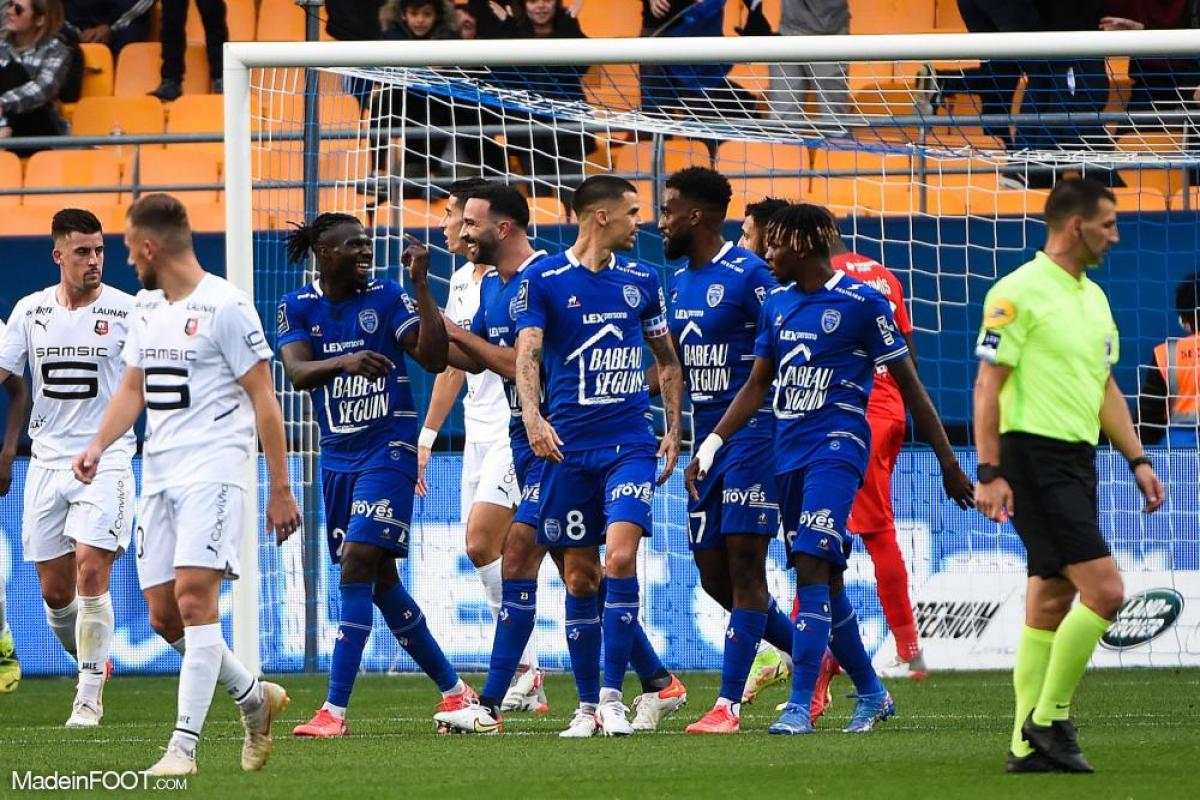 Le groupe de l'ESTAC pour affronter l'OM