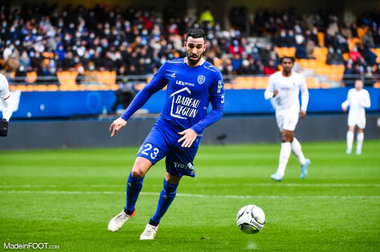 Adil Rami avec l'ESTAC.