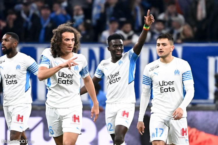 Cengiz Ünder, à droite.