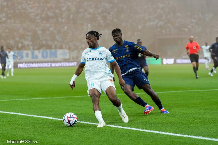 Elye Wahi, au duel avec Emmanuel Agbadou.