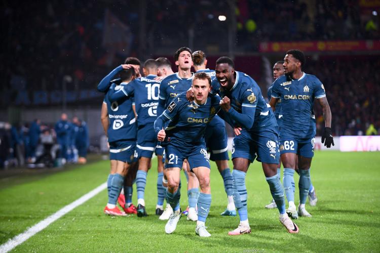 Valentin Rongier et Ulisses Garcia, lors de la victoire de l'OM sur la pelouse du RC Lens (1-3).