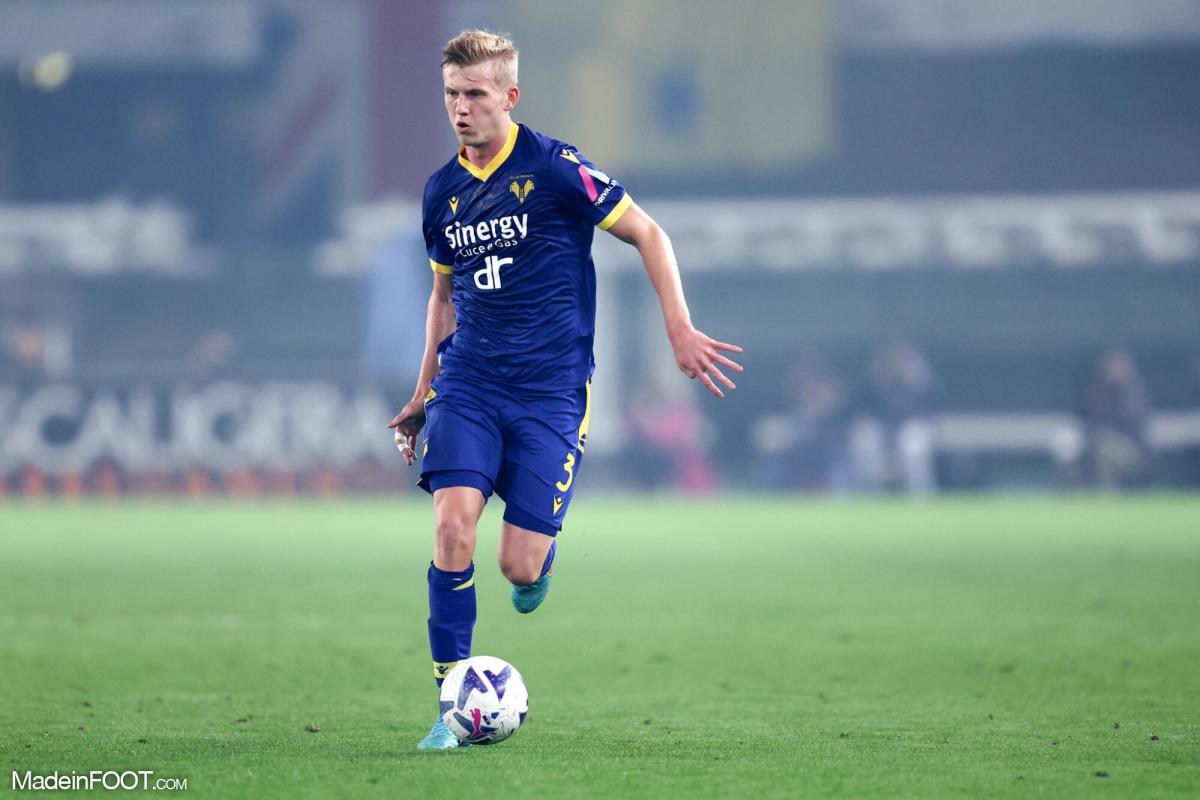 Josh Doig sous le maillot de l'Hellas Verone.