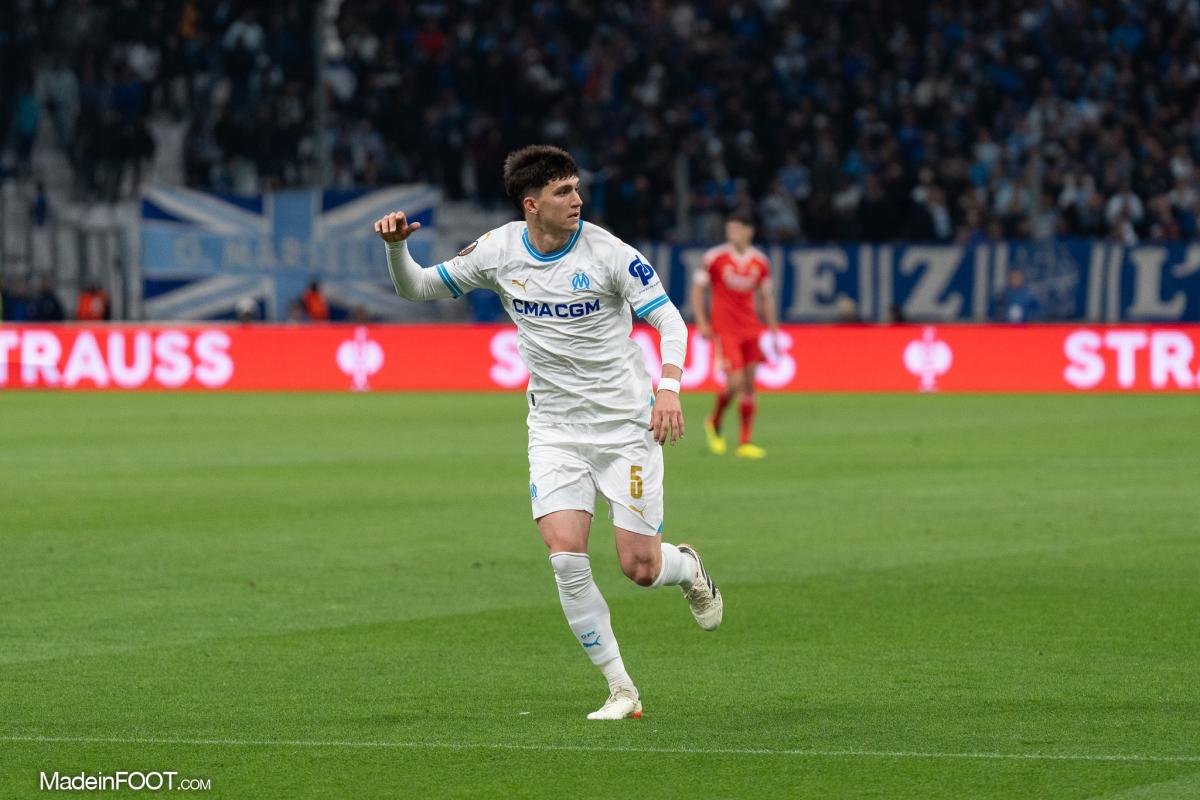 Leonardo Balerdi avec le maillot de l'Olympique de Marseille.