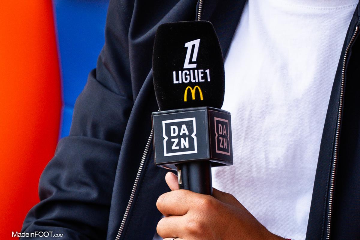 Un micro de DAZN, avec le logo de la Ligue 1.