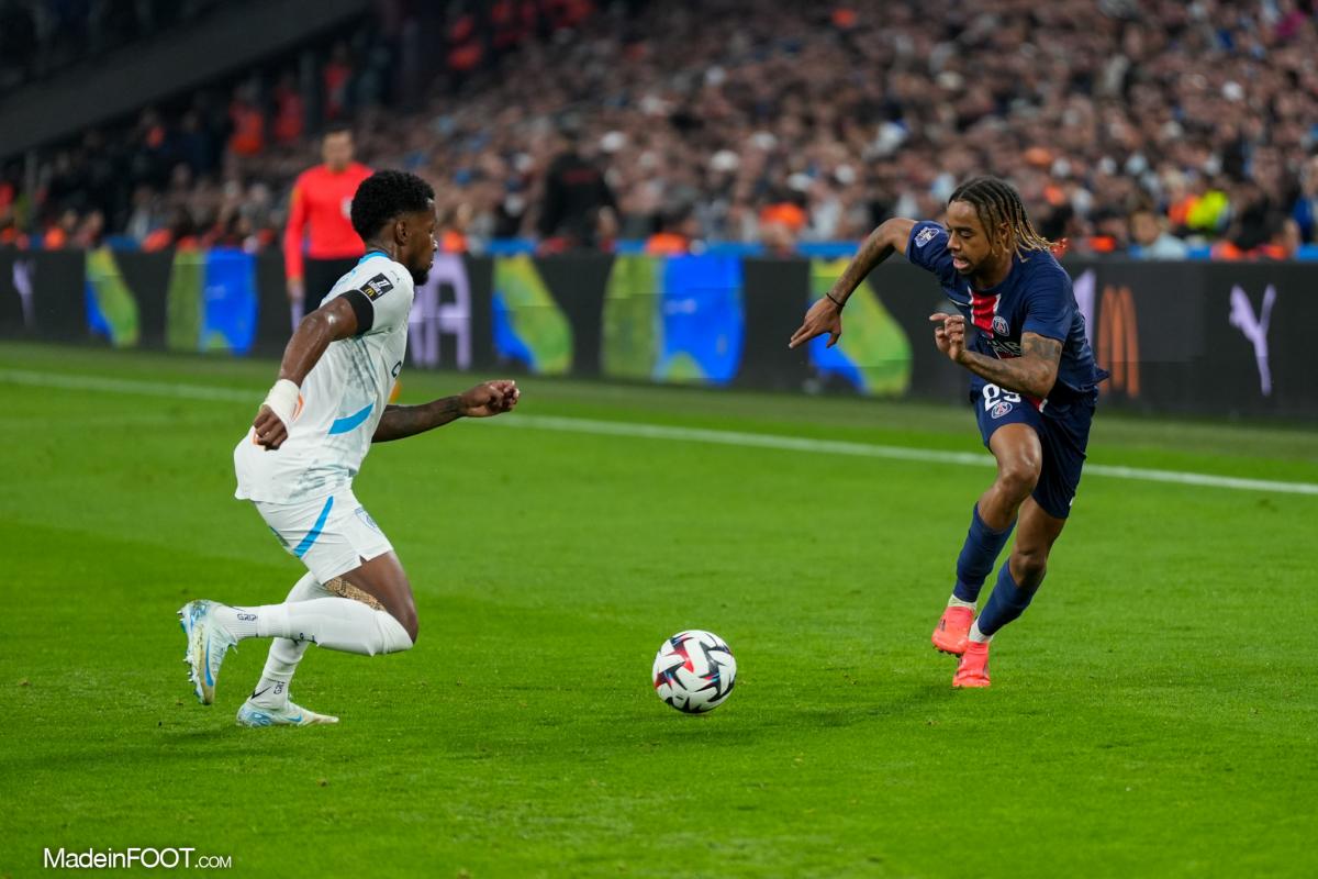 Bradley Barcola, l'attaquant du Paris Saint-Germain, ici face à Amir Murillo, le défenseur latéral gauche de l'OM.