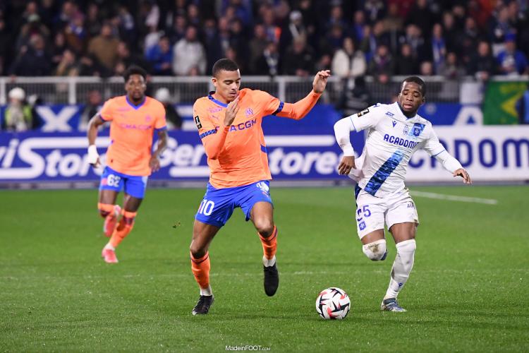 Mason Greenwood en duel avec Hamed Junior Traoré
