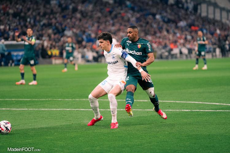 Leonardo Balerdi en duel avec Wesley Saïd