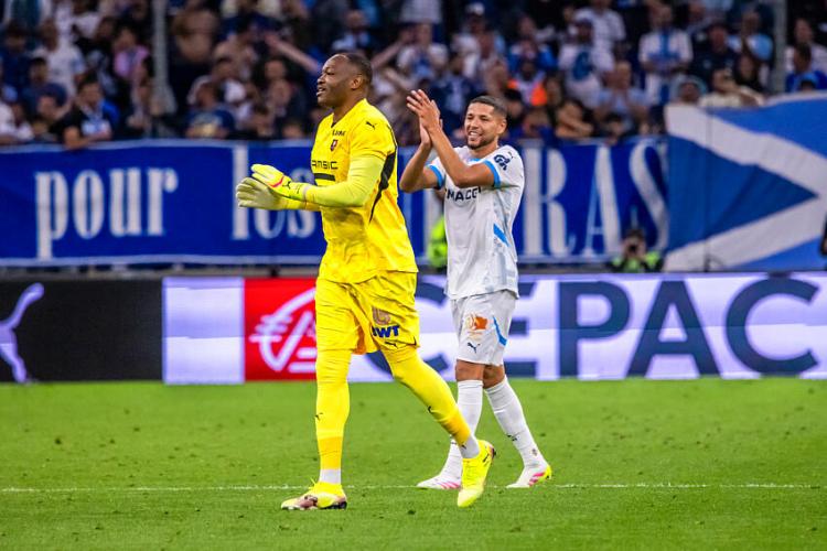 Steve Mandanda (Stade Rennais), applaudi par Amine Harit (OM)