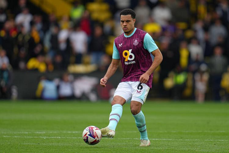 CJ Egan-Riley, ici sous ses anciennes couleurs du Burnley FC.