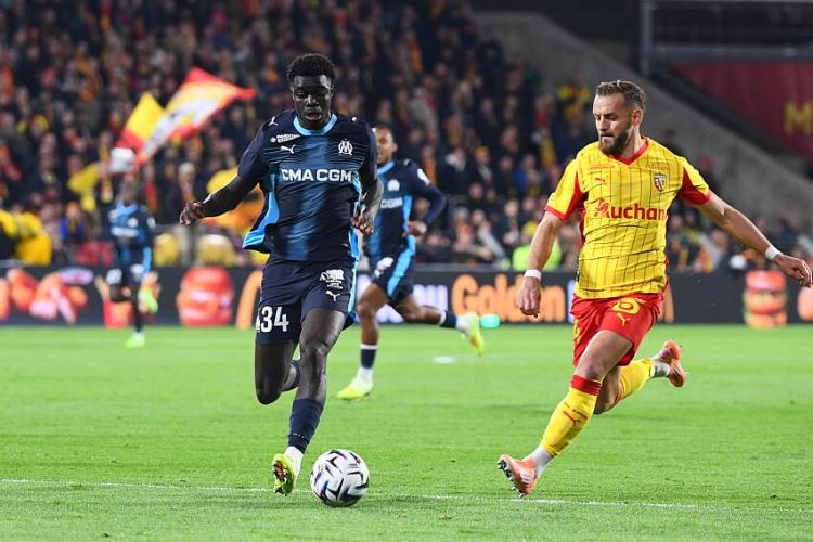Robinio Vaz (OM) en duel avec Jonathan Gradit (RC Lens).