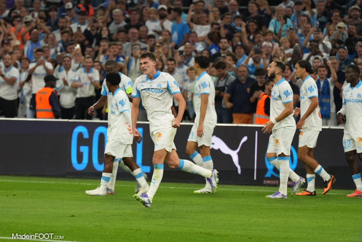 Benjamin Pavard avec ses coéquipiers.