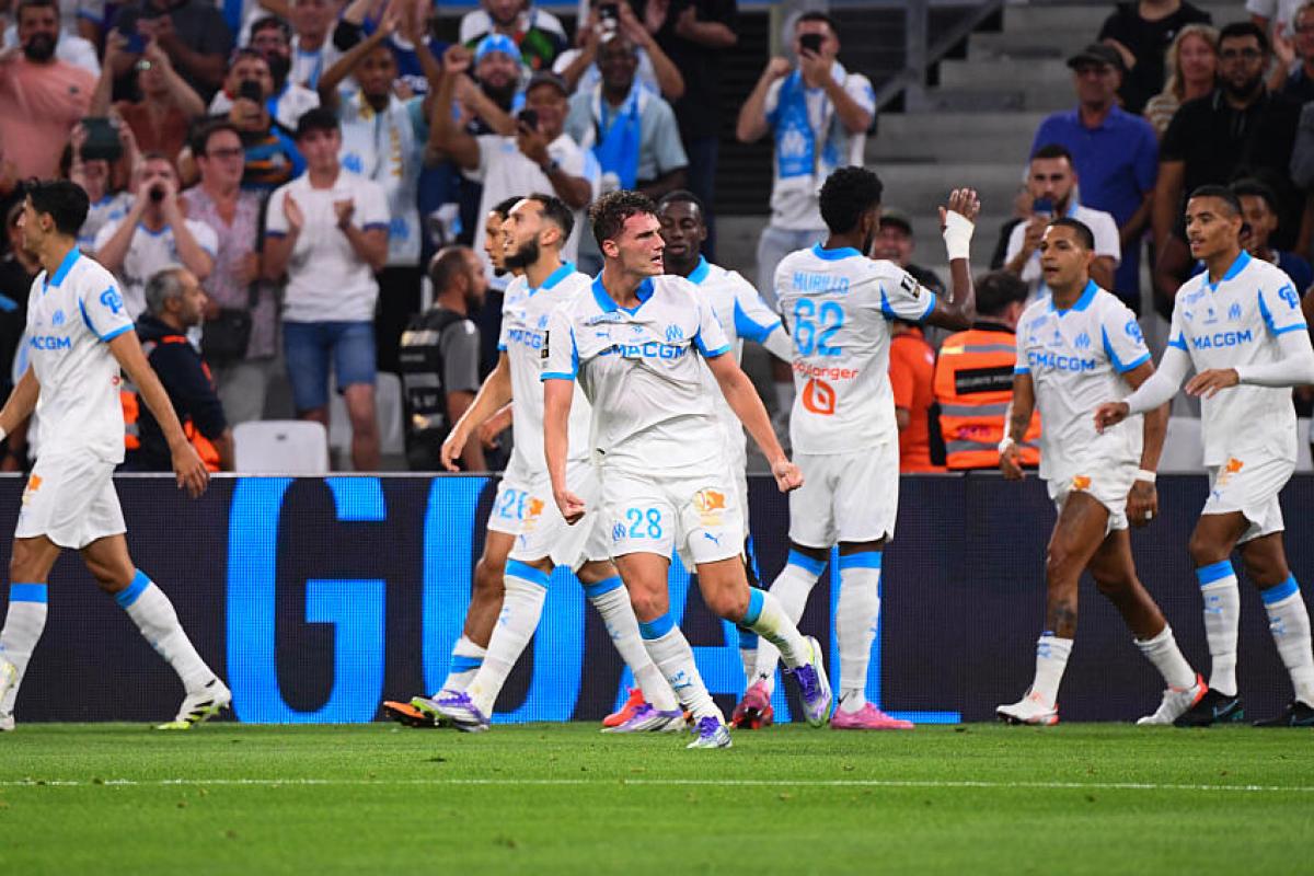 Benjamin Pavard et les joueurs de l'OM. 